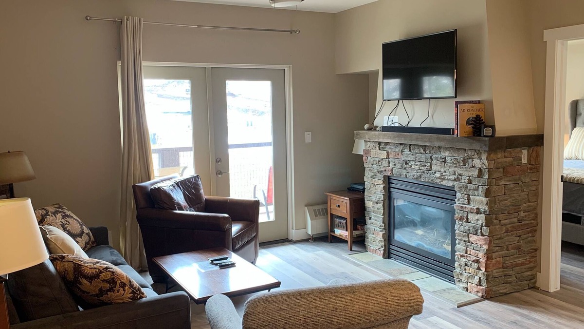 Silvercreek House | 2 Bed 2 Bath w/sofa sleeper luxury slope side ski-in/ski-out condo - sleeps 7