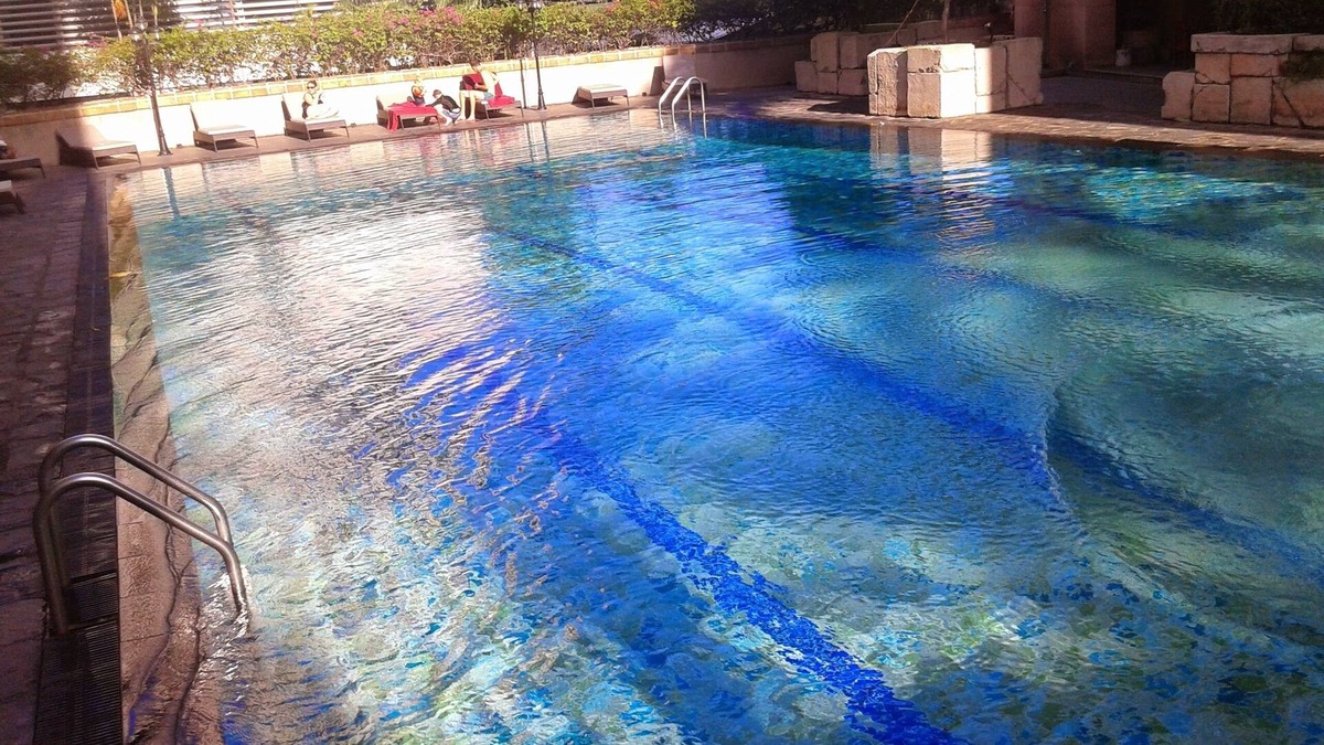 Bangkok Central Business District Apartment | 2 bed 2 bath modern city center ground floor apartment. Free wifi, gym and pool