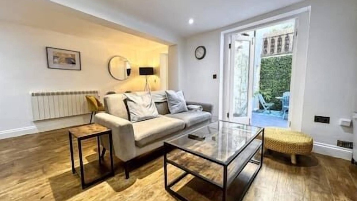 Hove Apartment | 2 Bed Apartment with close proximity to beach! Pet-Friendly!
