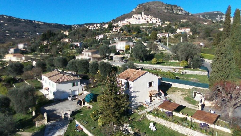 Le Bar-sur-Loup Apartment | 2 Bed Apartment Sleeps 6 - Pets Ok - Free Parking