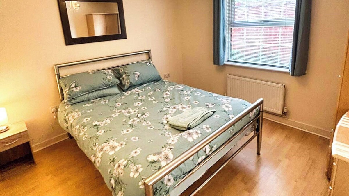 Doncaster Apartment | 2 Bed Apartment - Sleeps 4 - Parking - Wifi