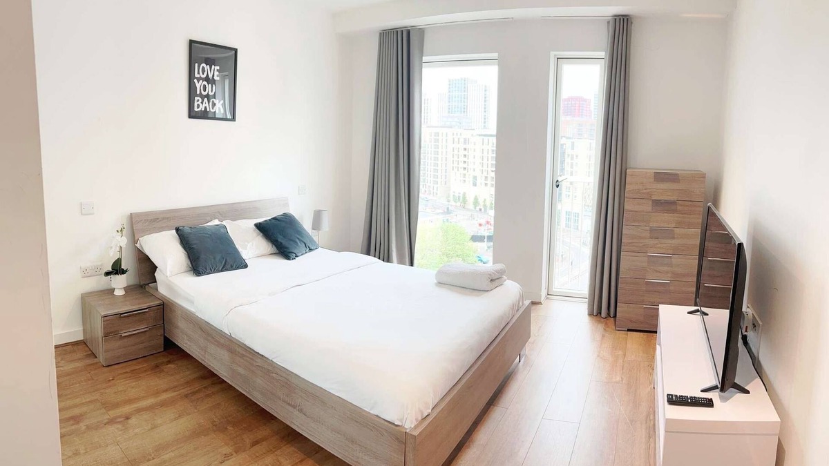 Canning Town Apartment | 2-Bed Apt Sleeps 4 -Private Parking -WiFi & Tv