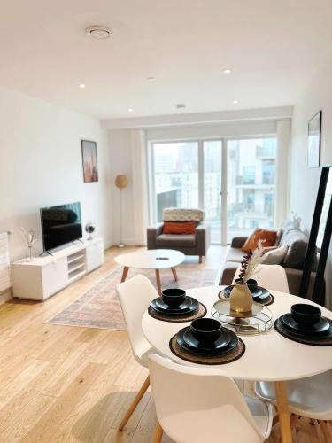 Canning Town Apartment | 2-Bed Apt Sleeps 4 -Private Parking -WiFi & Tv