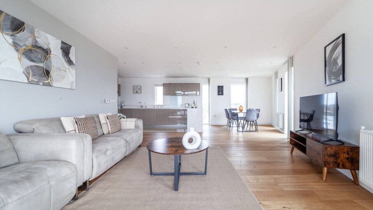 Peninsula Apartment | 2 Bed Balcony Flat in Greenwich