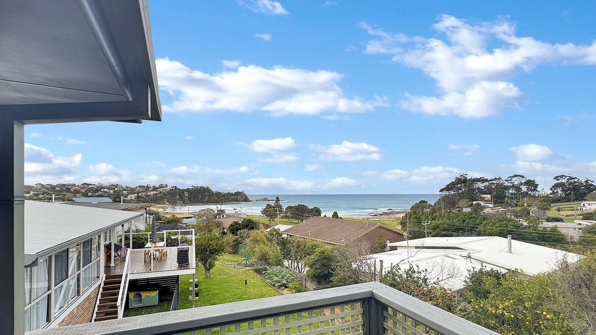 Malua Bay House | 2-Bed Beach Haven with Garden & Alfresco Dining