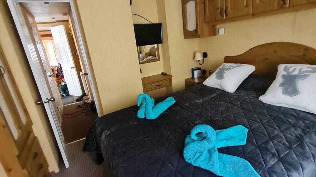 Aberystwyth Cabin | 2 Bed Caravan - Sleeps 4 - Pets - Pool - Parking