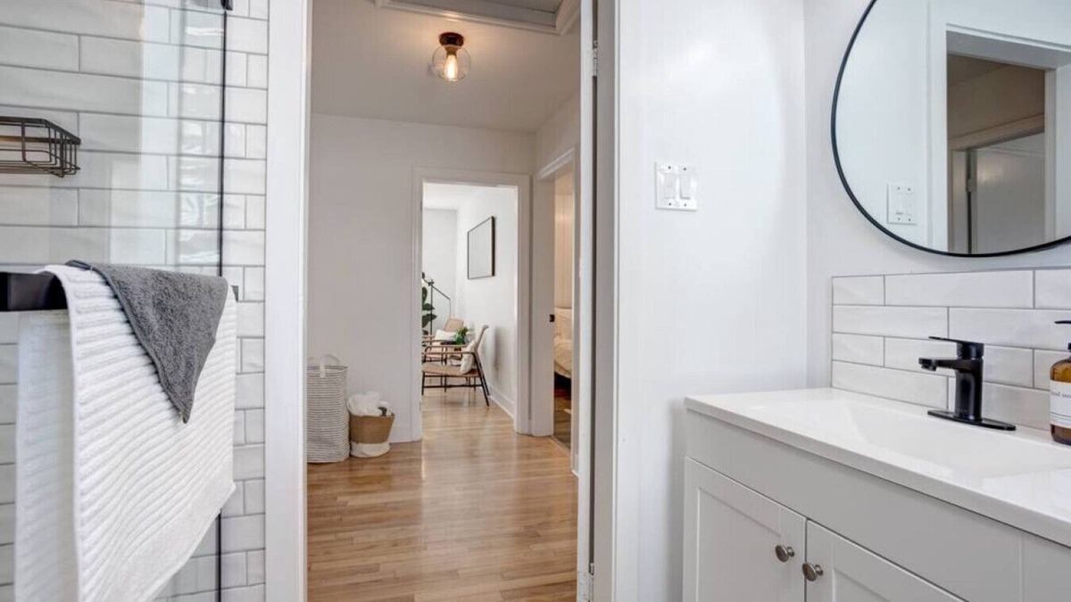 Dartmouth House | 2 Bed City Escape w deck, BBQ & beautiful back yard