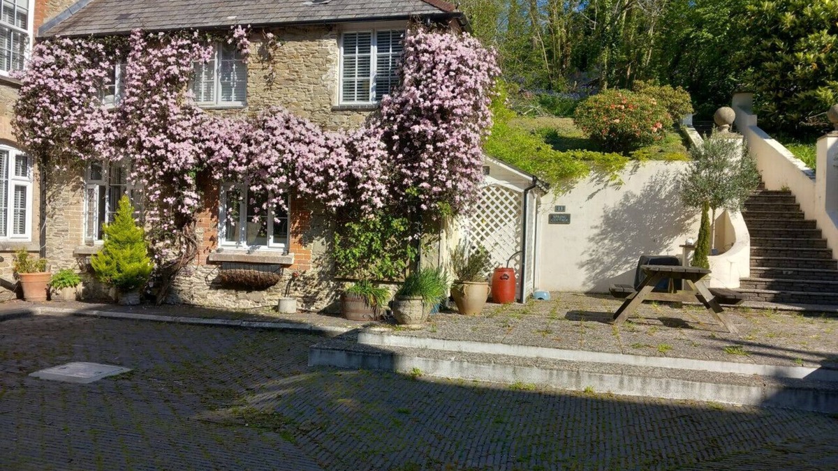 Chillington House | 2 Bed Cottage with swimming pool