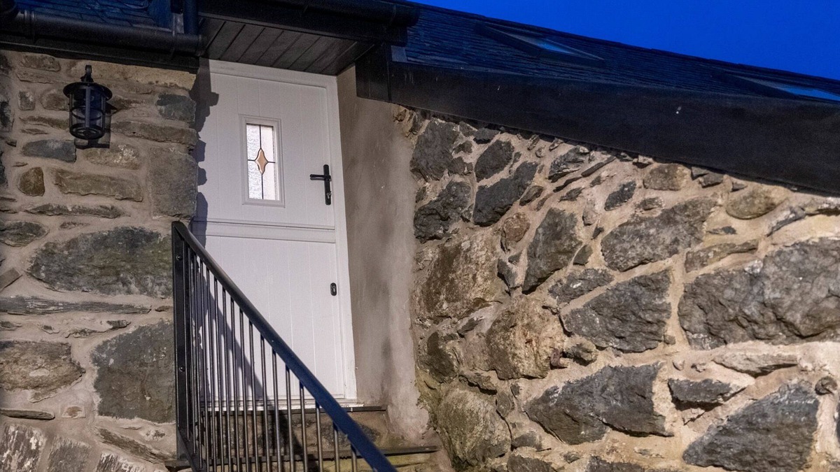 Llanfor Cottage | 2 Bed Cottage with own kitchen and living space