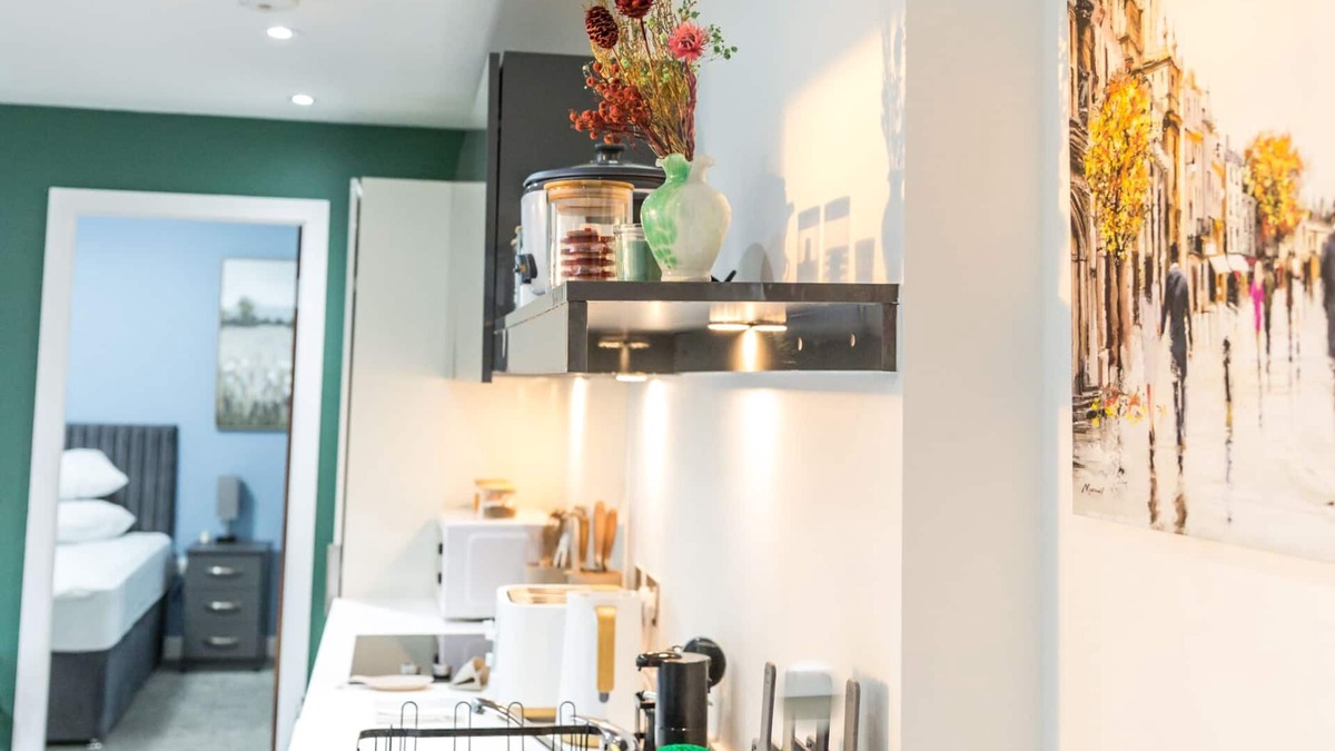 Stonnall Apartment | 2 Bed Deluxe Apartment/Free Parking/Free WiFi