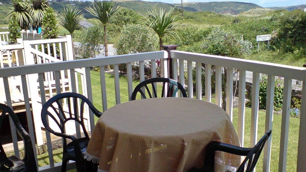 Pembroke House | 2 Bed ensuite Lodge overlooking beach and coastline