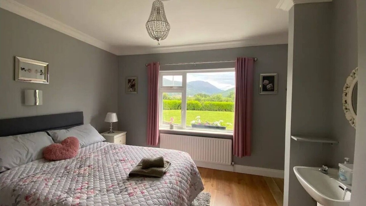 Beaufort Cottage | 2 Bed Flat - Sleeps 4 - Garden - Parking - Wifi