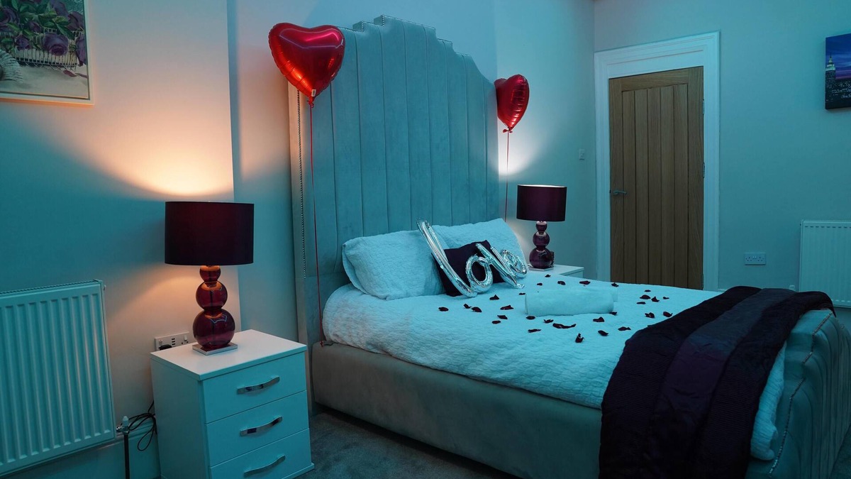 Bradford Apartment | 2 Bed Flat - Sleeps 4 - Jacuzzi Bath - Parking