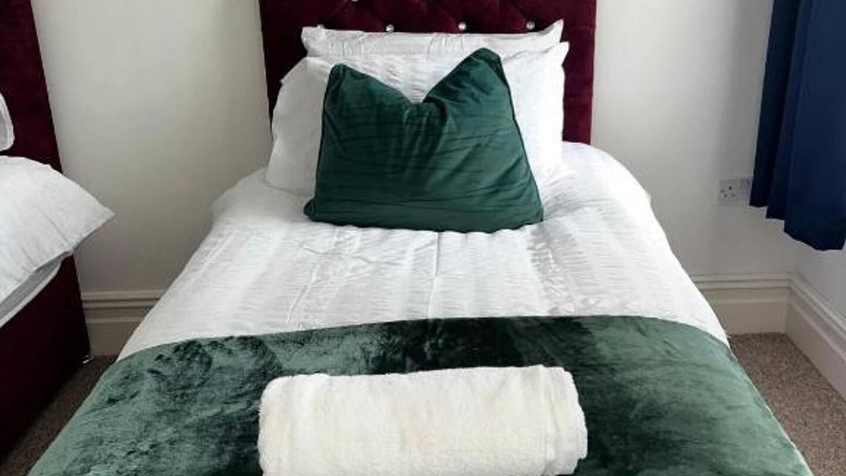 Welford Apartment | 2 Bed Flat - Sleeps 5 - Pets - Parking - Wifi