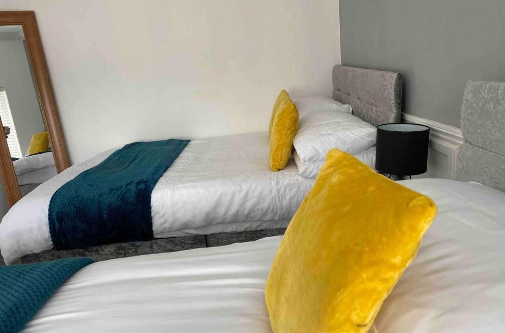 Cwmbrwla Apartment | 2 Bed Flat - Sleeps 7 - Parking - Wifi