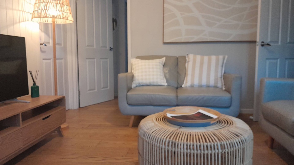 Labrador Apartment | 2 bed Garden Apartment walk to cafe's dining dog beach close to uni & hospital