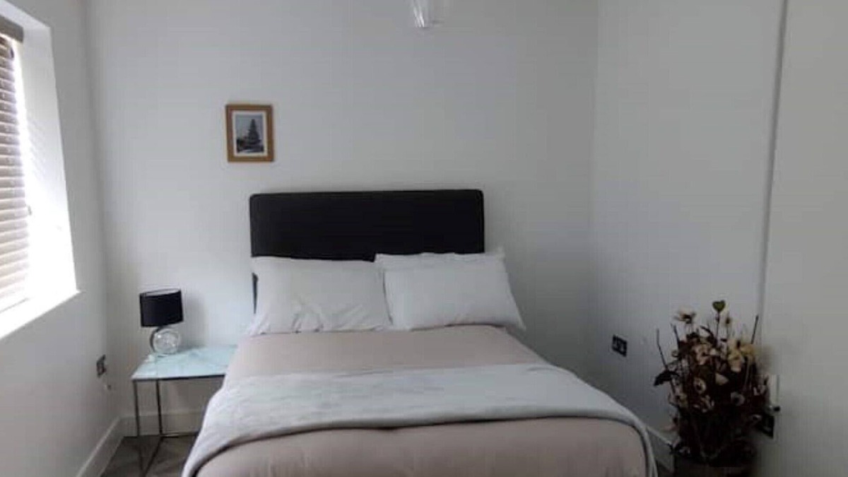 Birch House | 2 bed House Close to Middleton City Centre & Shops