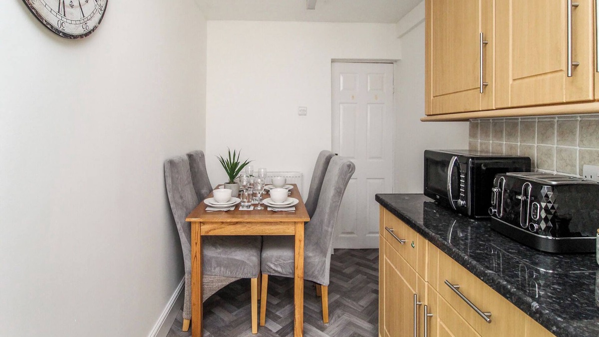 St Helens Apartment | 2 Bed House in St Helens | Near Liverpool | Good for Contractors & Families