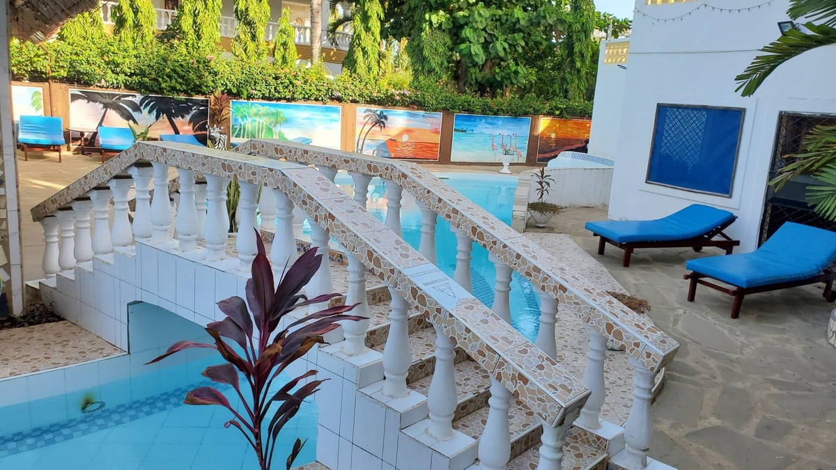 Diani Beach House | 2 Bed House - Sleeps 3 - Pool - Parking - Wifi