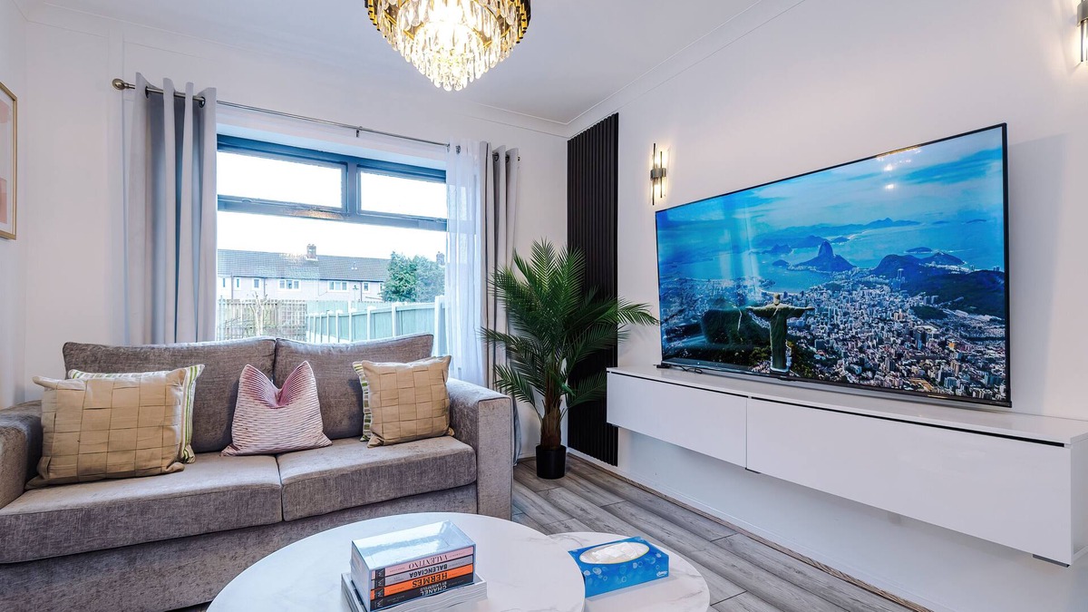 St Helens House | 2 Bed House - Perfect for Contractors & Families