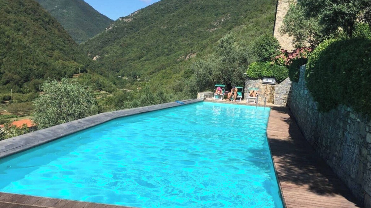 Colletta House | 2 Bed House Sleeps 5 - Terrace - Communal Pool