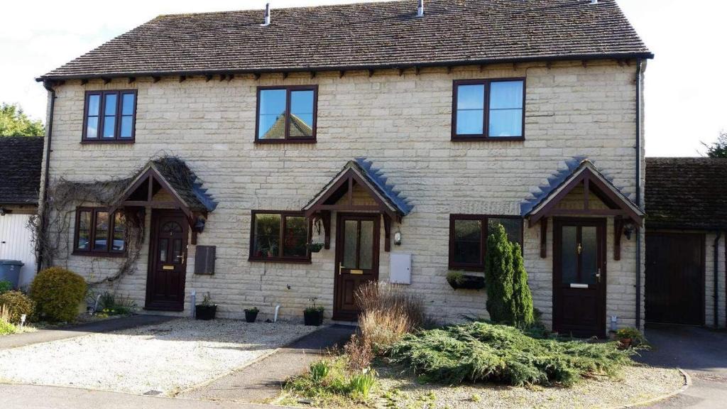 South Leigh House | 2 Bed House - Sleeps 4 - Pets - Garden - Parking