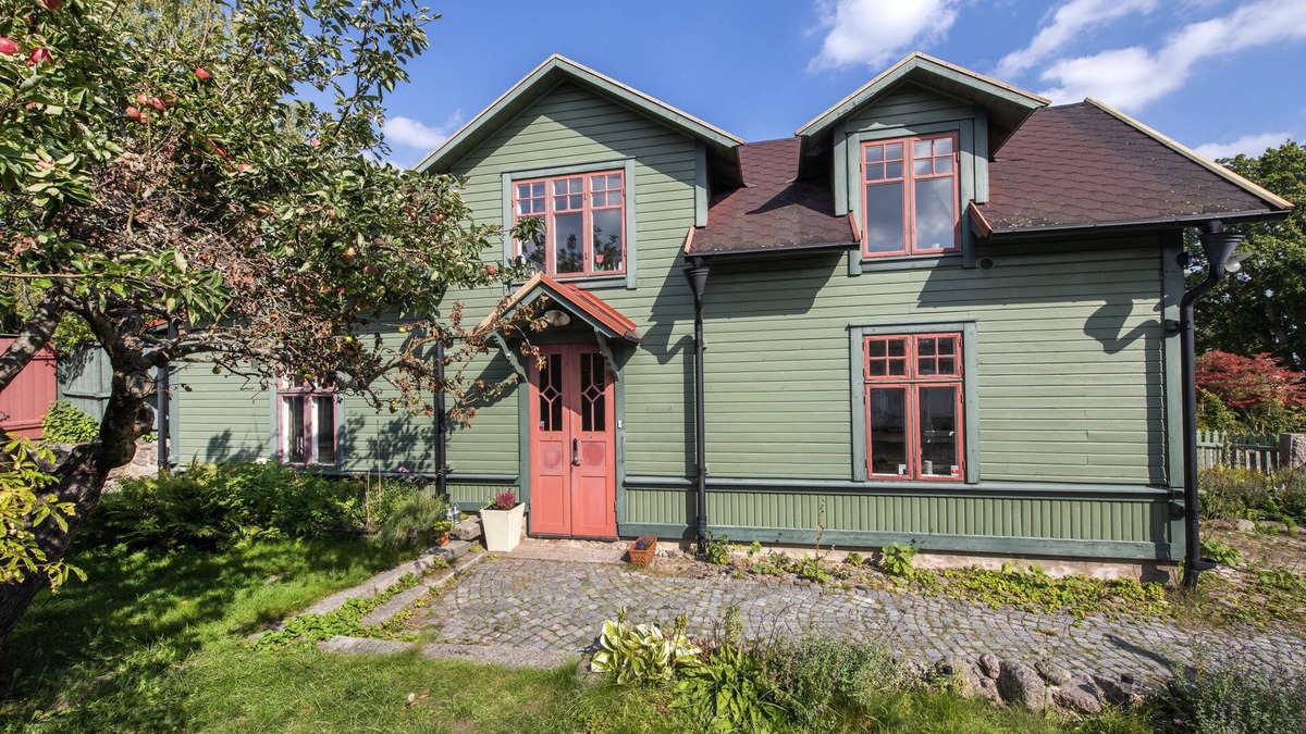 Ronneby House | 2 Bed House Sleeps 4 with Garden & Free Parking