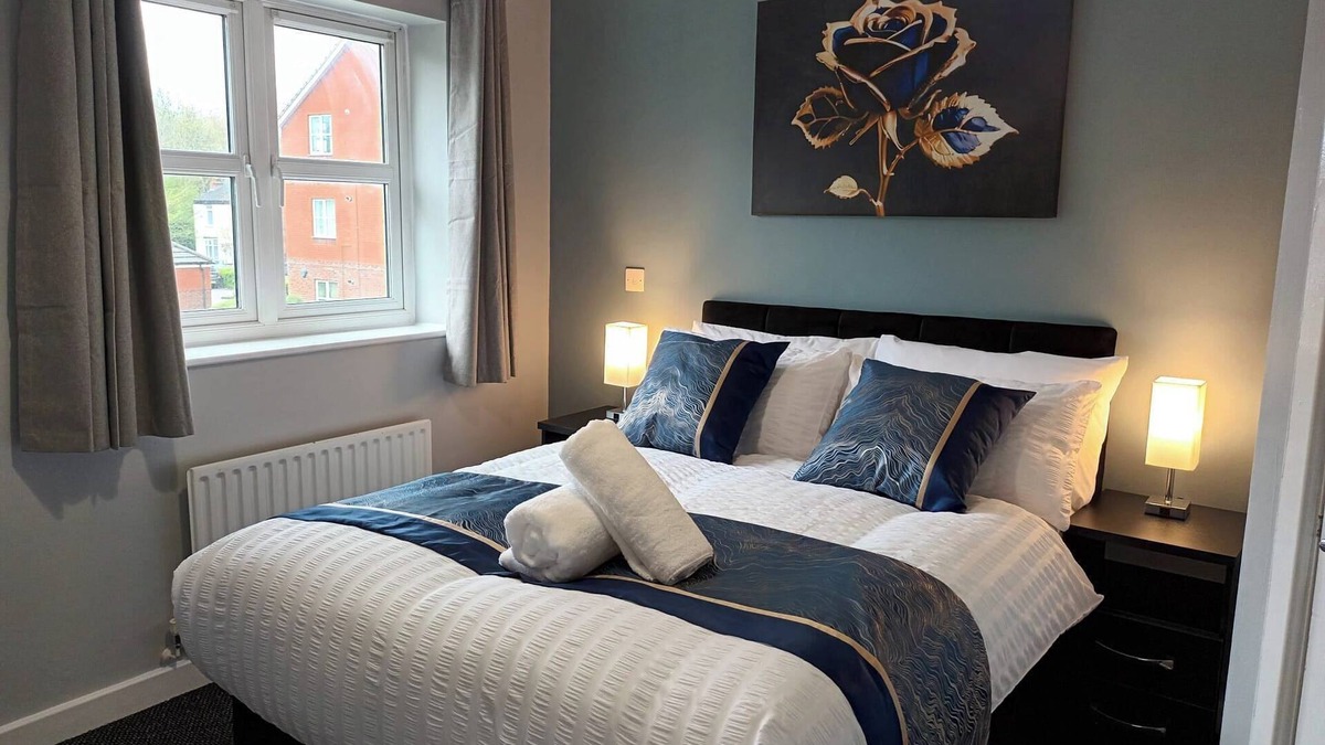 Oldbury House | 2 Bed House - Sleeps 6 - Parking - Wifi