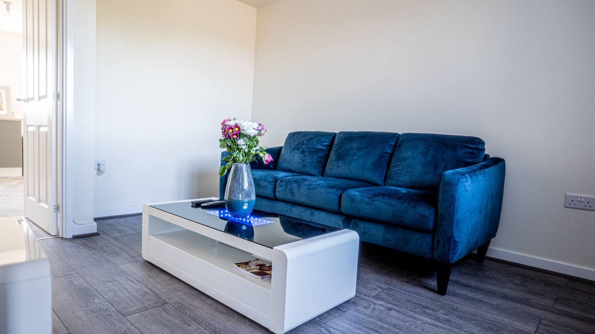 Salford House | 2-Bed House with canal view, Garden & PetsOk