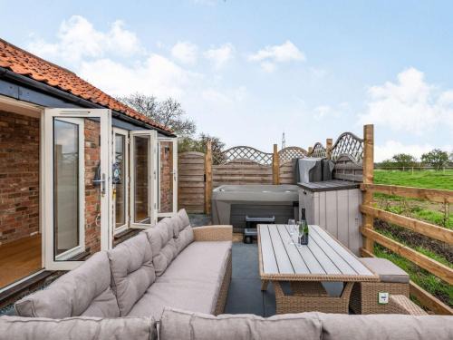 Newark House | 2 Bed in Coddington 87683