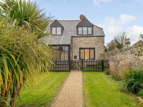 West Lulworth House | 2 Bed in Lulworth Cove DC028