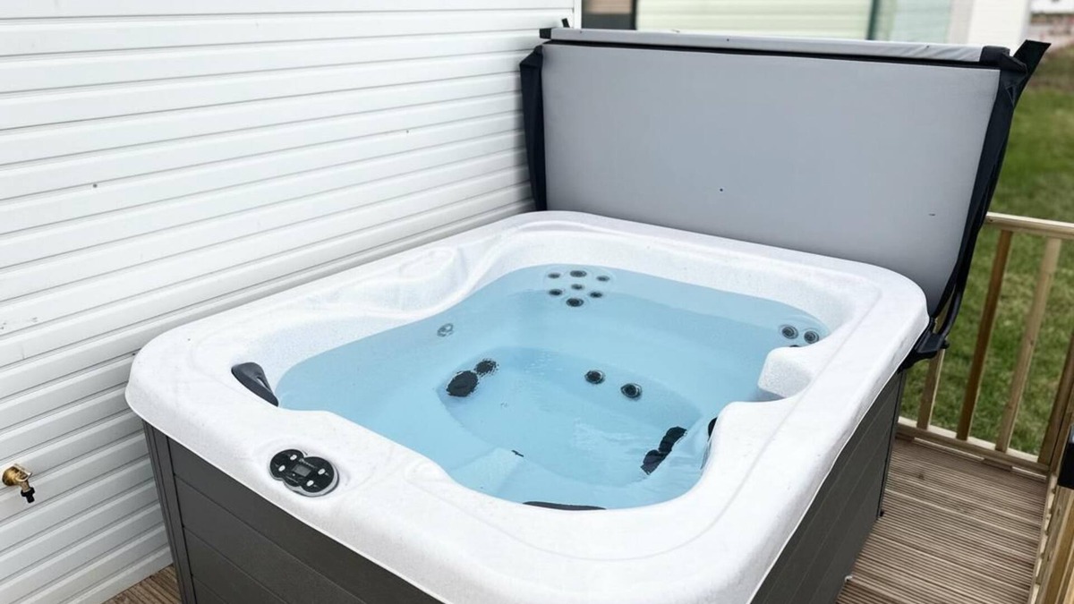 Wesham Cabin | 2-Bed Lodge, Sleeps 4, Free Parking, Hot tub