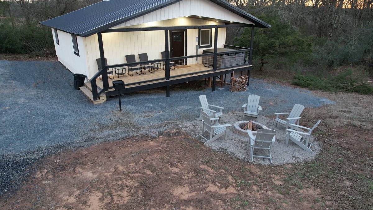 Hatfield House | 2 Bed Mountainside Cabin w/Hot Tub 15 min to Mena