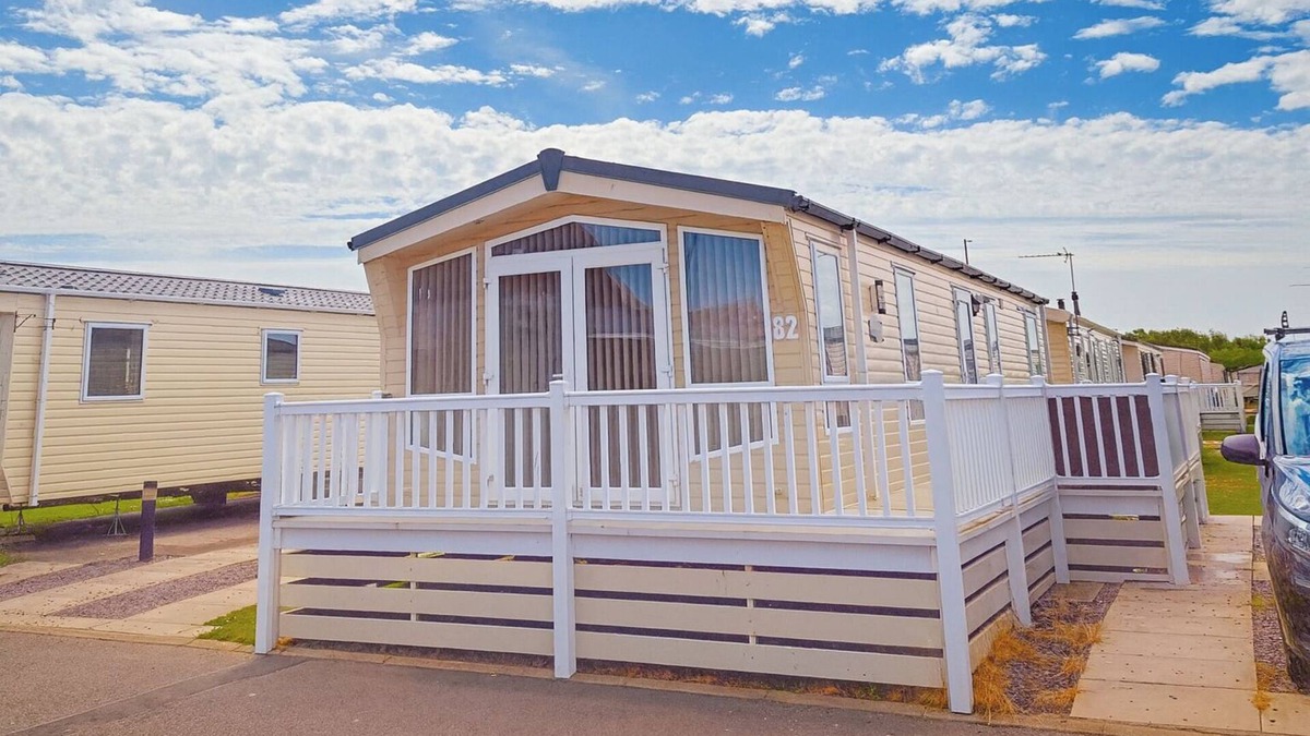 Rhyl Cabin | 2 bed Platinum-Sleeps 6-Decking-Free Parking