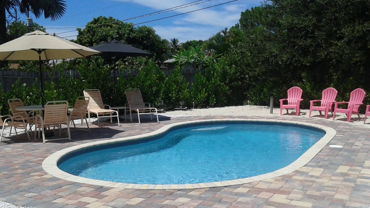 Iona House | 2-bed private pool house with WiFi, AC in Fort Myers, close to beaches.