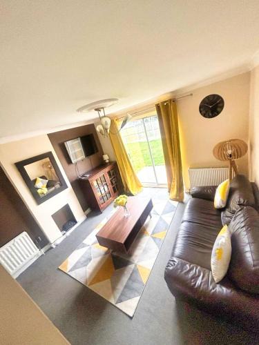 Kirk Sandall House | 2 Bed Semi - Sleeps 4 - Private Garden & Parking - Quiet Cul De Sac Location - Dog Friendly - Fast Wifi - Close to Motorway Access