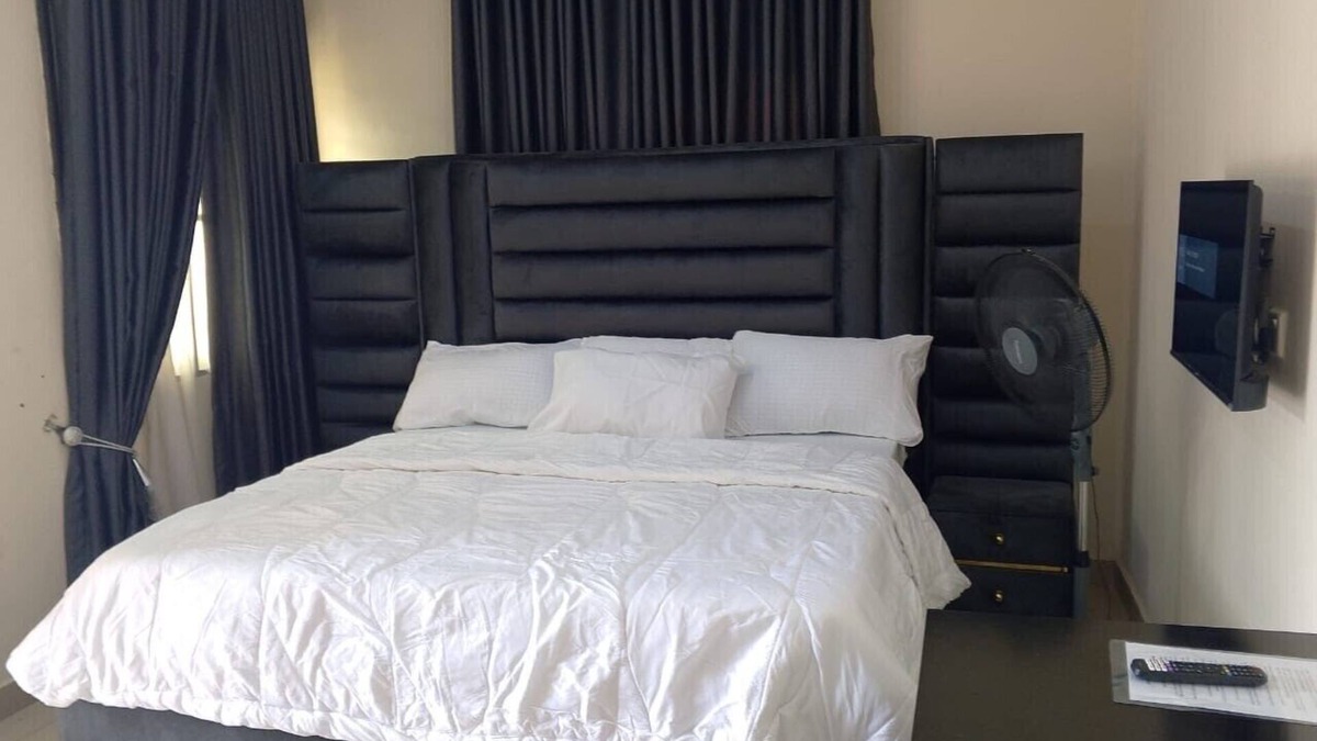 Benin City Apartment | 2 Bed-Sleeps 4-Free Parking-AirCon-2