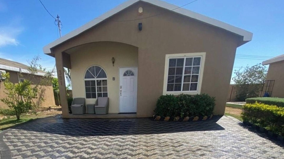 Spring Village House | 2-Bed, Sleeps 4, Private Garden, Parking