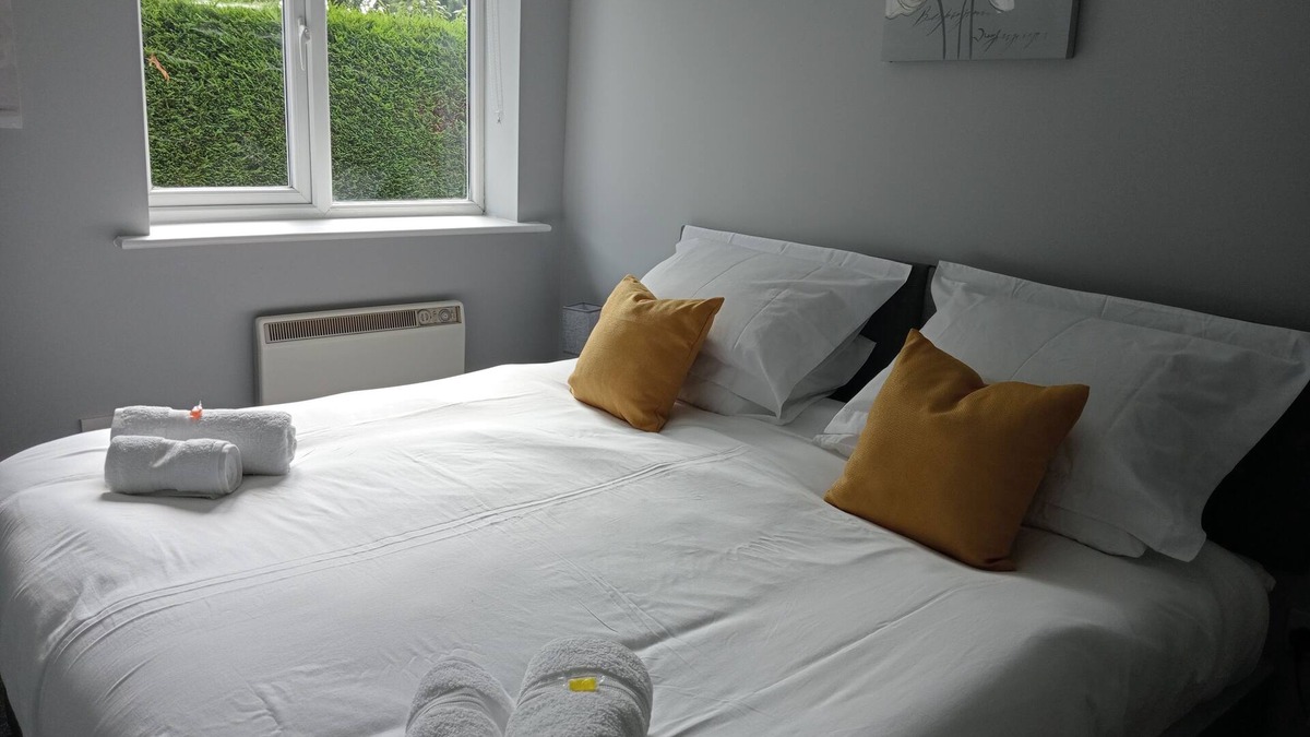 Acomb Apartment | 2 bed-Sleeps 4-Private Garden-Free Parking