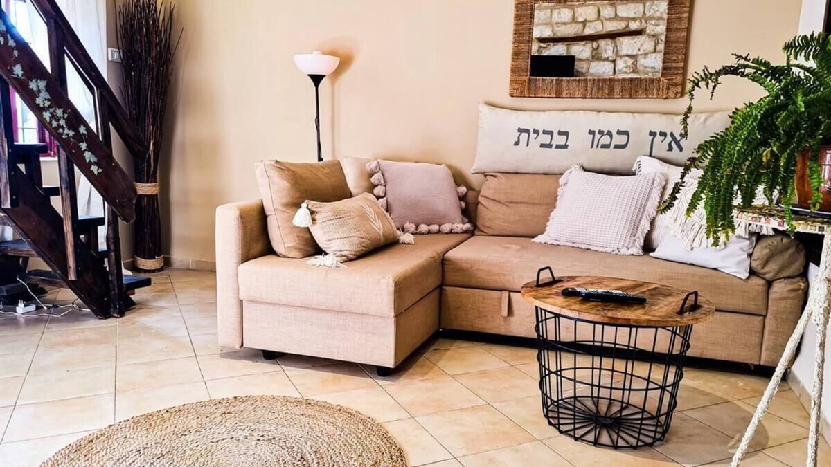 Safed Old City House | 2 Bed Suite in the Old City and Commercial District. 2 Balconies, Meiron Scenery