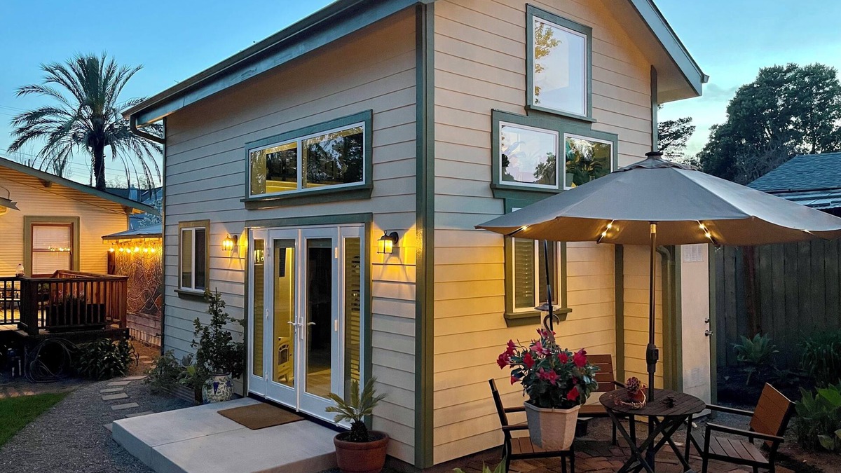 Upper Dimond House | 2-Bed Tiny Home Retreat in Urban Oasis — Kolibrie Huis Near SF & Lake Merritt