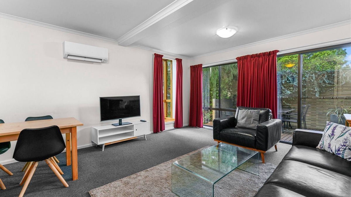Hobart Central Business District House | 2-Bed Townhouse Retreat in Sandy Bay with Parking