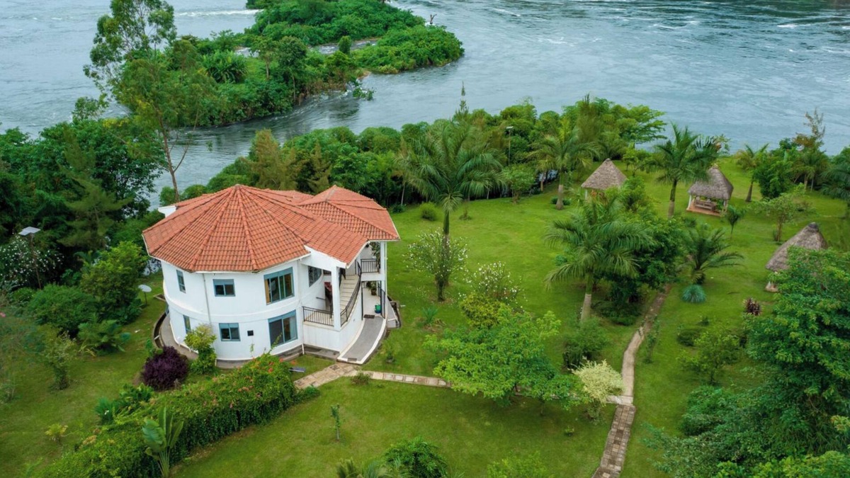Jinja Apartment | 2 Bed Villa - Sleeps 6 - River Views, Garden, Wifi