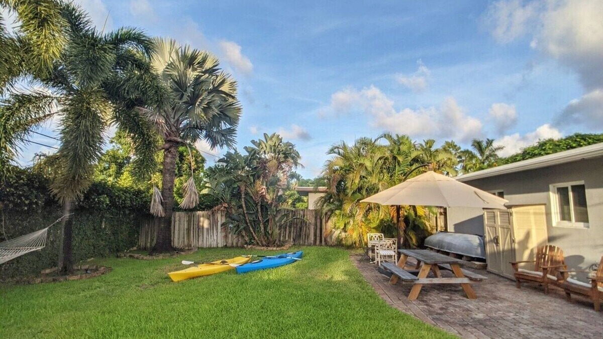 Middle River Terrace House | 2 bedroom, 1 bathroom home, 2 kayaks, around the corner from neighborhood dock