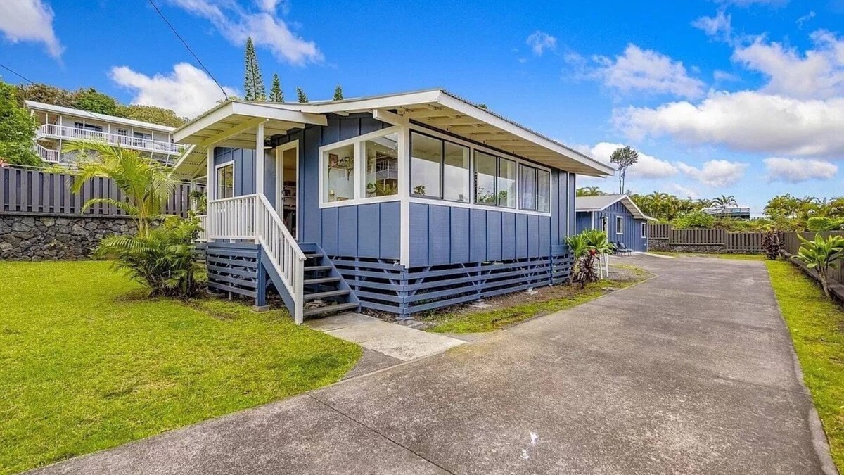 Kalaoa Cottage | 2 bedroom 1 bath cottage 10 minutes from beach