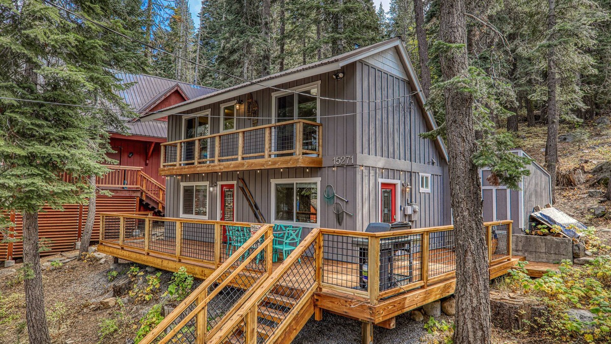 Truckee Cabin | 2 bedroom, 1 bath, sleeps 4. West End of Donner Lake: DLR#031