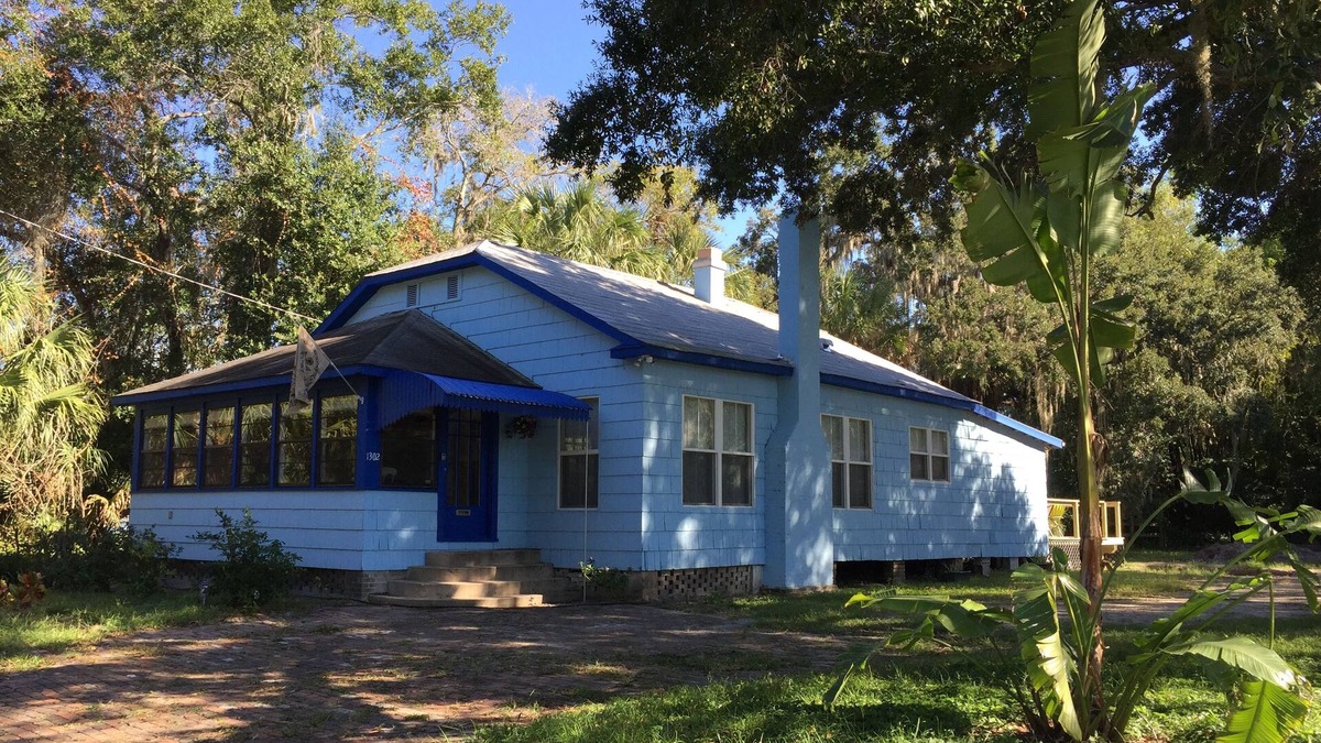 Bradenton Cottage | 2 Bedroom 2.5 Bath (sleeps 4) Historic home by Riverwalk & Parks (min.30 nights)