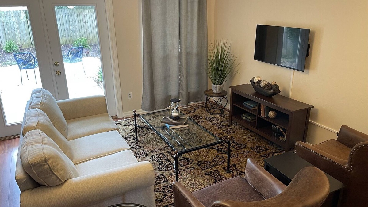 Tallahassee House | 2 Bedroom 2.5 Bath Near Tallahassee Memorial and Downtown