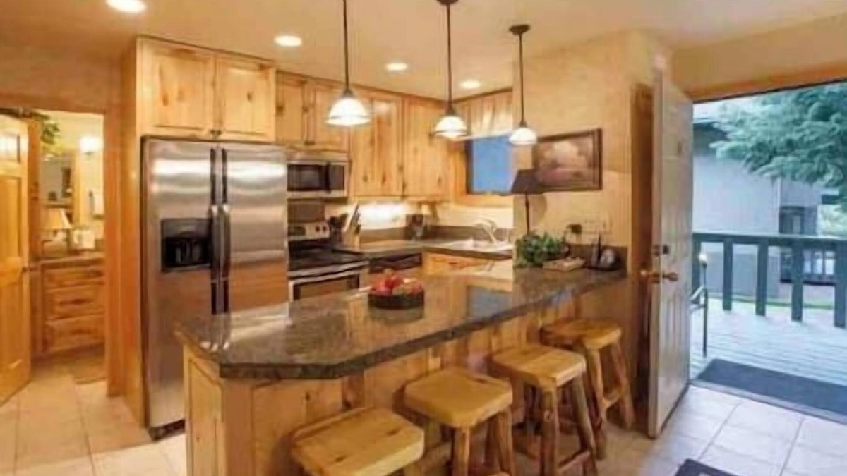 Snowmass Village Condo | 2 BEDROOM 2 BATH-BASE VILLAGE SNOWMASS-TAMARACK!