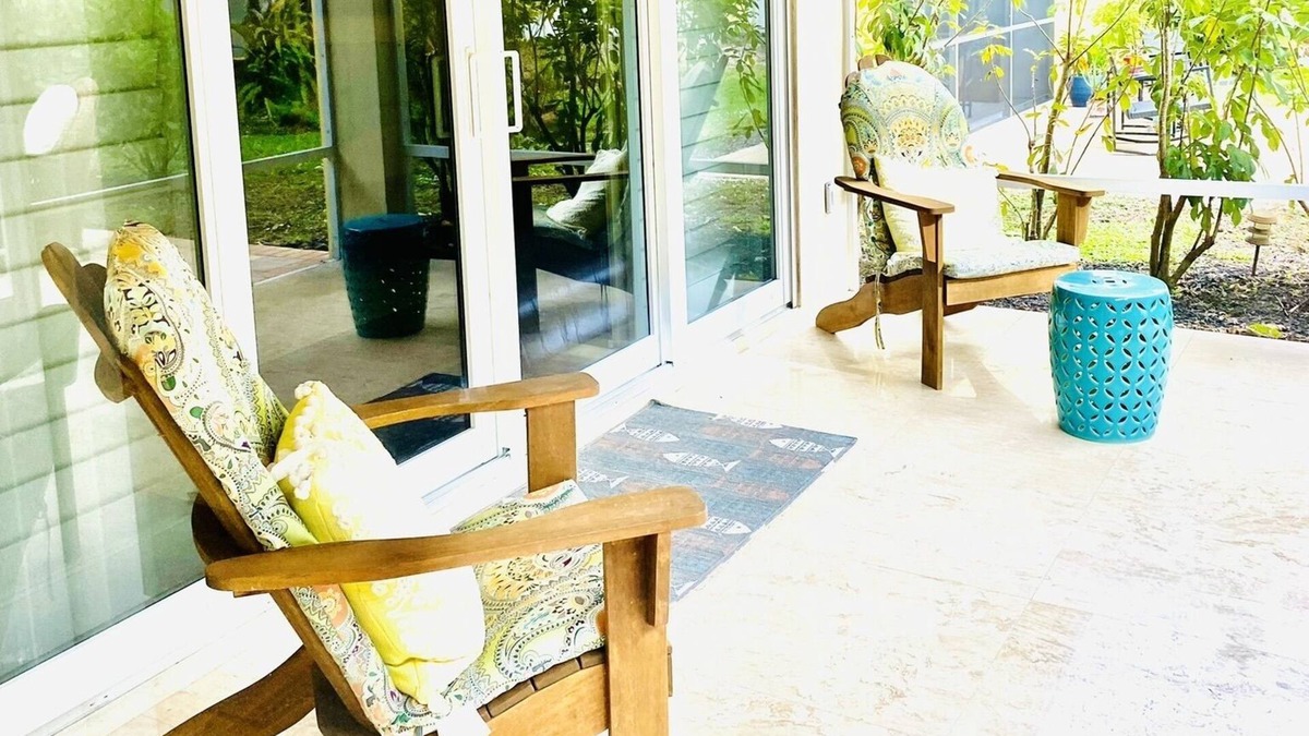 Central Naples Villa | 2 Bedroom - 2 Bath - Beautifully decorated Cottage